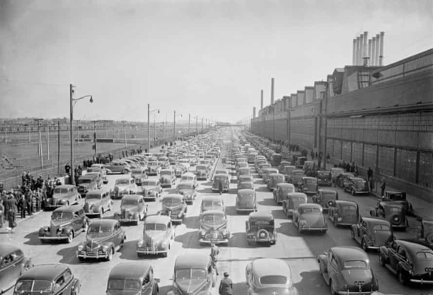 Sightseeing motorists pass the Ford River Rouge Plant in Detroit in 1941 – to look at strikers’ picket lines.