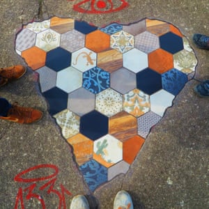 Κάνοντας τέχνη με τις ρωγμές και τις λακούβες (εικόνες) 4 Πεζοδρόμιο τέχνης από τον καλλιτέχνη Em Emem