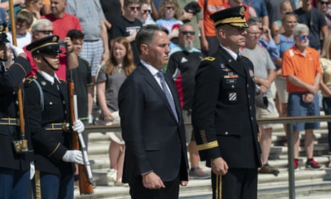 Richard Marles stands with two US soldiers at a ceremony in Arlington, US.