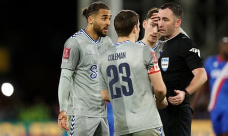 Chris Kavanagh talks to Everton players before showing a red card to Calvert-Lewin after a VAR review.