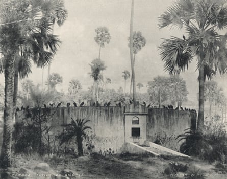 O ilustrație a vulturii adunându-se pe un „turn al tăcerii” Parsi