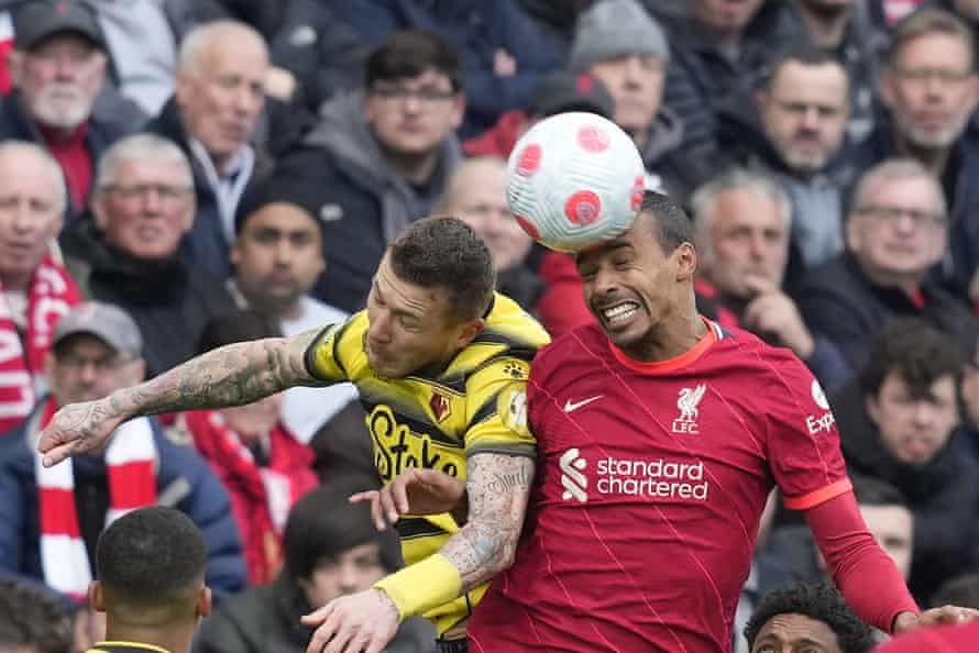Joel Matip de Liverpool (derecha) sube de cabeza contra Juraj Kucka de Watford.