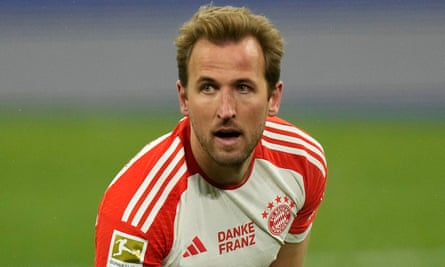 Harry Kane, wearing a shirt with the message ‘Danke Franz’ on the chest.