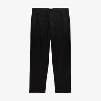 Pantalón holgado en mezcla de lino de M&S, en color negro.