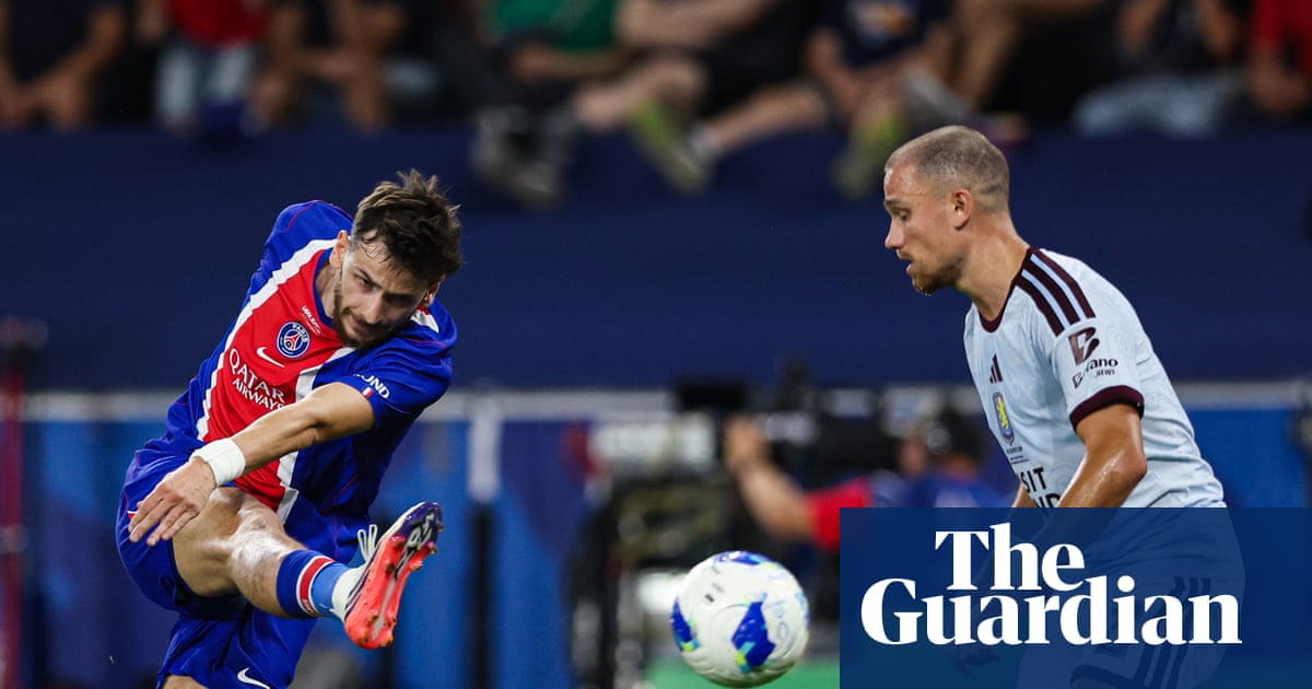 Kvaratskhelia's stunner lights up Salzburg as PSG shine