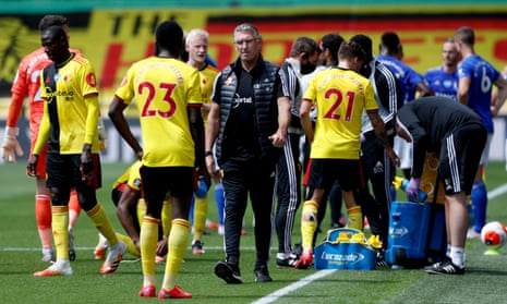 Watford manager Nigel Pearson talks to Ismaila Sarr during the drinks break.