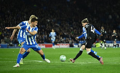 Алехандро Гарначо из «Челси» бьет по воротам.