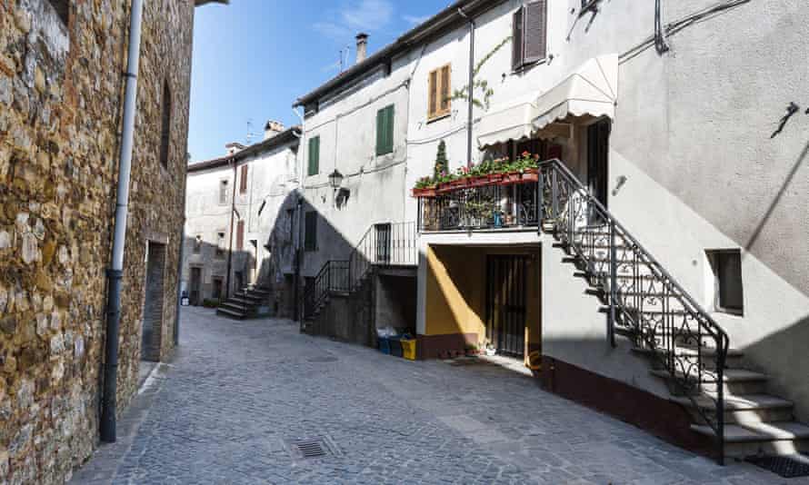 A Trevinano street. The hamlet lost a large part of its population.
