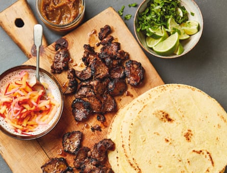 Tacos d'agneau au barbecue de Yotam Ottolenghi avec cornichon à l'ananas et chutney.