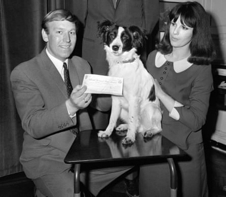 Pickles, with David and Jeanne Corbett, with a cheque from Gillette for the reward of finding the trophy.