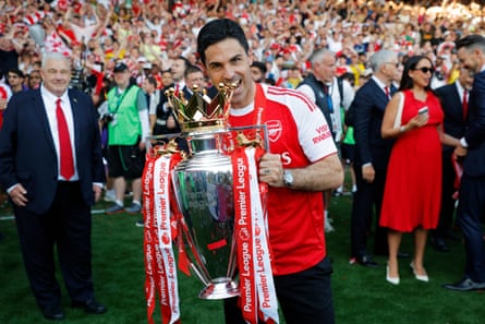 Mikel Arteta holds the Premier League trophy