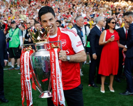 Mikel Arteta with the Premier League trophy