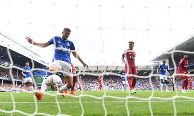 Conor Coady marque pour Everton depuis une position de hors-jeu. 