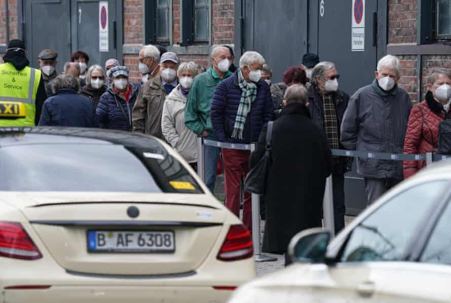 Les gens font la queue devant un centre de vaccination à Berlin