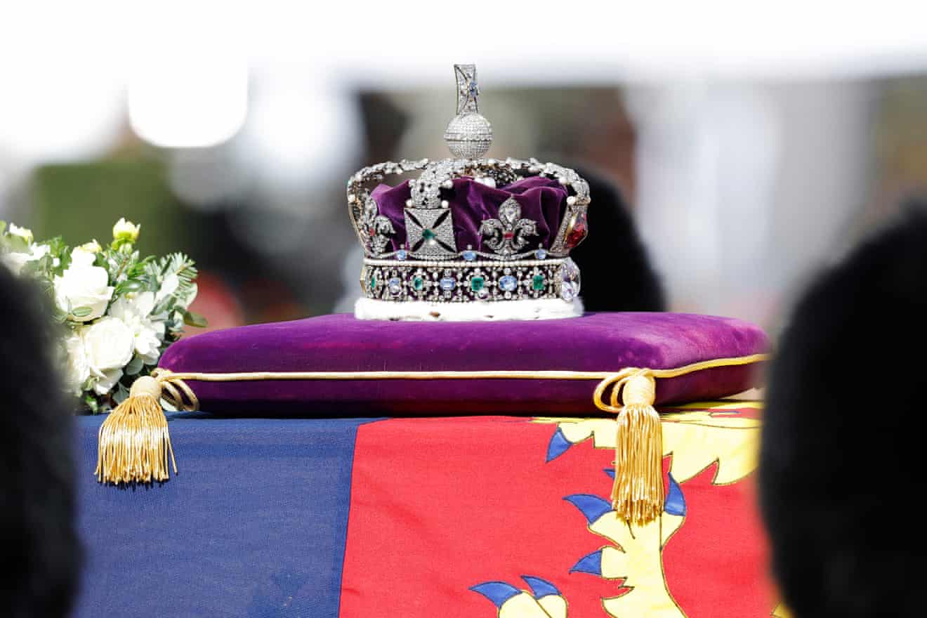 Coroana imperială de stat este așezată deasupra sicriului reginei.Coroana imperială de stat este așezată deasupra sicriului reginei