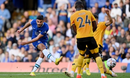 Armando Broja tire le ballon à travers un groupe de défenseurs des Wolves pour donner une avance de 3-0 à Chelsea