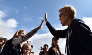 Elizabeth Warren saluda a los partidarios durante una visita a un sitio de caucus en la escuela secundaria Coronado en Henderson.