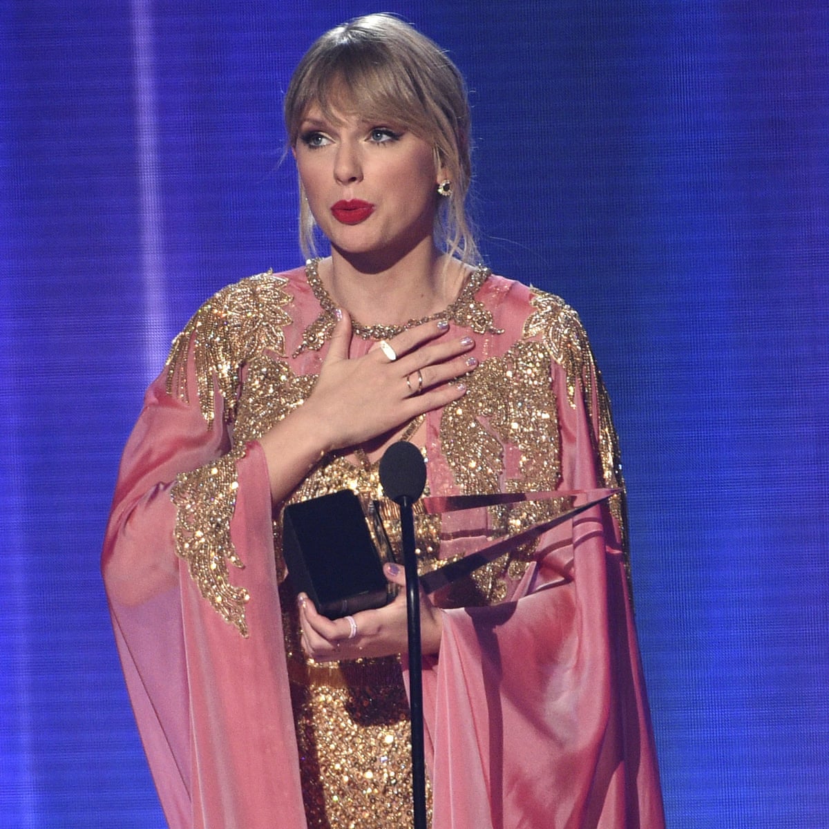 American Music Awards 2019 Taylor Swift Takes Artist Of The Decade In Record Breaking Haul Culture The Guardian
