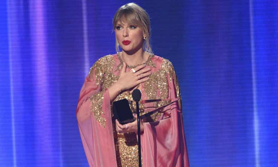 Taylor Swift accepts the award for 2019 artist of the year