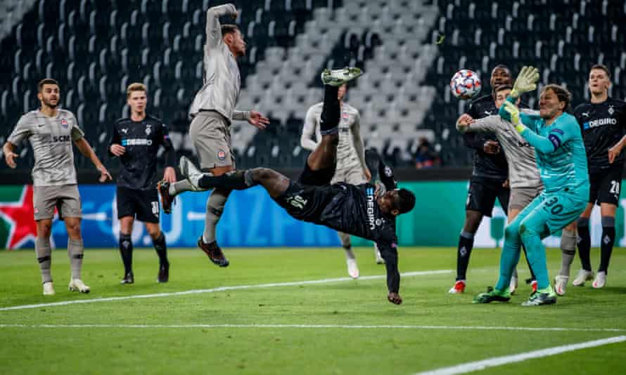 Breel Embolo of Borussia Mönchengladbach score his team’s third goal with a overhead kick in the 4-0 win over Shakhtar Donetsk in November.