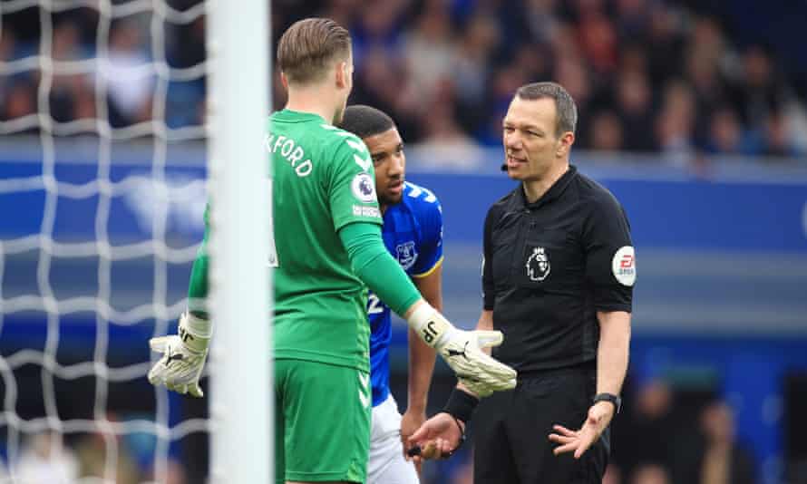 Le gardien d'Everton Jordan Pickford s'entretient avec l'arbitre Kevin Friend lors du match de Premier League contre Chelsea à Goodison Park le 1er mai 2022