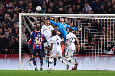 Barcelona 2-2 Manchester United: Europa League knockout round playoff, first leg – live reaction | Europa League 3 It’s a dramatic end to the game as De Gea saves.