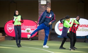 Reiss Nelson, aquí en un evento de la Fundación Arsenal, cree que Mikel Arteta "me va a convertir en un jugador superior".