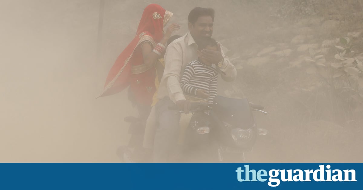 Delhi doctors declare pollution emergency as smog chokes city 10