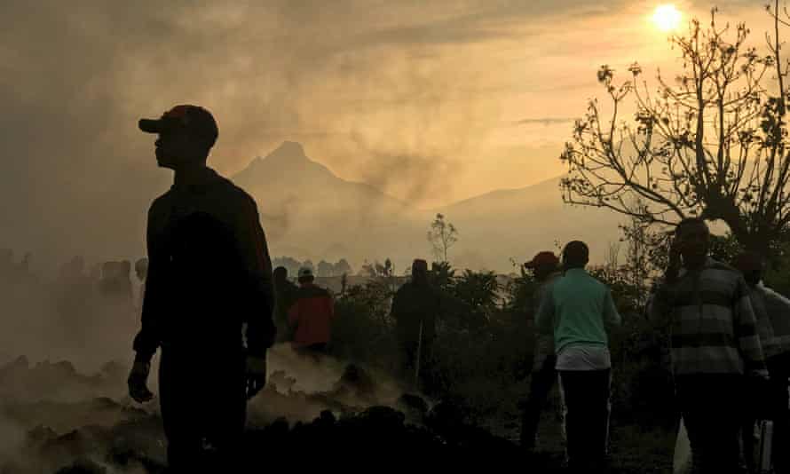 Los residentes caminan cerca de las casas destruidas después de la erupción del monte Nyiragongo cerca de Gom