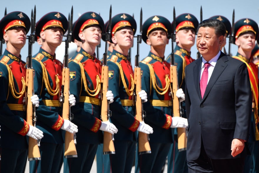 Xi Jinping inspects a guard of honour in Moscow, June 2019