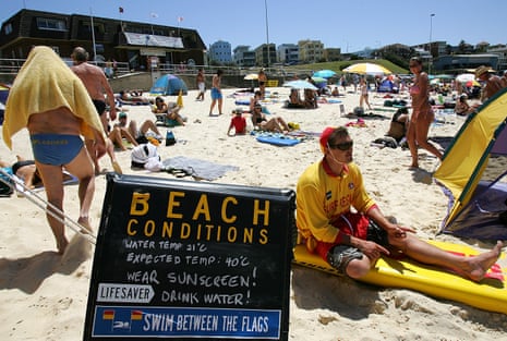 A sign warns bathers of the extreme weather conditions on Bondi Beach during a 2006 heatwave