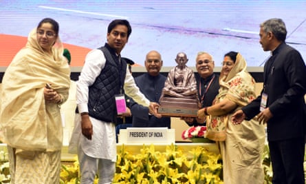 Un uomo e una donna in piedi al centro del tiro tengono il trofeo con altri intorno