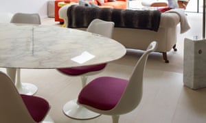 A Saarien Tulip table and chairs with fuchsia cushions