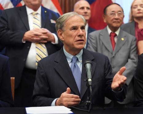 टेक्सास के गवर्नर ग्रेग एबॉट 22 अगस्त 2025 को ऑस्टिन में टेक्सास कैपिटल में सीनेट चैंबर में एक बिल पर हस्ताक्षर करने के बाद मीडिया से बात करते हैं।