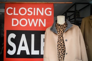 Sebuah tanda bertuliskan "Closing Down Sale" terlihat di jendela toko pakaian Jaeger. Rantai ini termasuk di antara sejumlah bisnis yang mengumumkan penutupan mereka, menyalahkan ketidakmampuan untuk bertahan dari dampak finansial dari penguncian nasional dan pembatasan sosial.