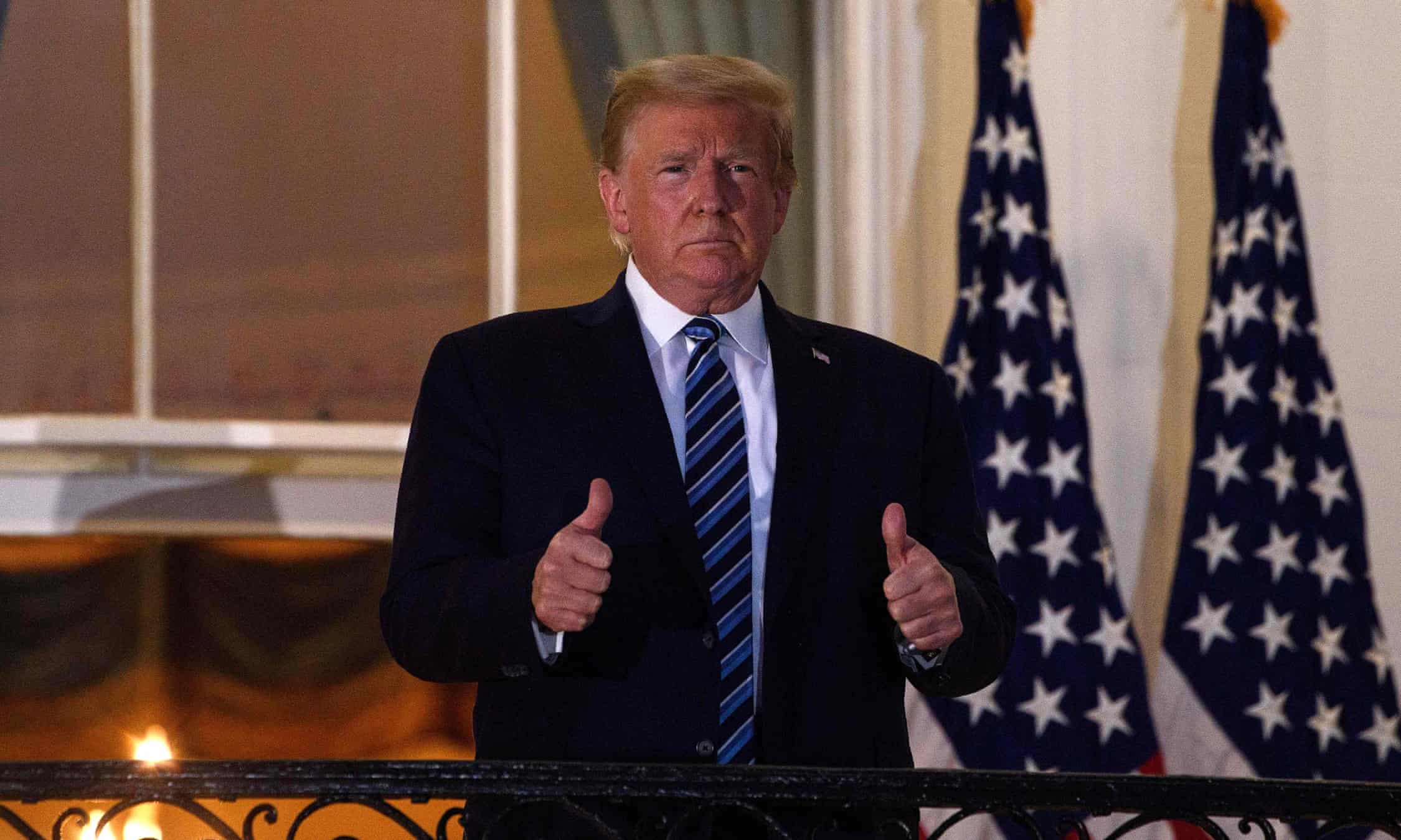 Donald Trump levanta el pulgar desde el Balcón Truman a su regreso a la Casa Blanca el 5 de octubre. Fotografía: Nicholas Kamm / AFP / Getty Images/Photograph: Nicholas Kamm/AFP/Getty Images