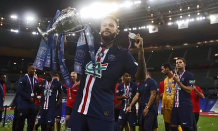 Neymar shows off another trophy.