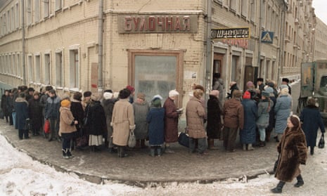 Muscovites queueing for bread in 1992.