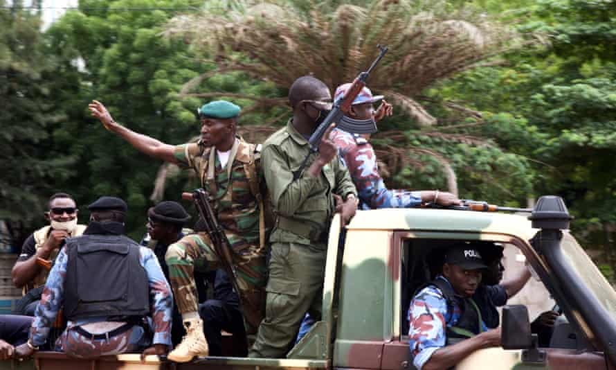 Soldados malianos dirigem pelas ruas de Bamako, Mali, em 19 de agosto de 2020, um dia depois que tropas rebeldes capturaram o presidente malinês Ibrahim Boubacar Keita e o primeiro-ministro Boubou Cisse em uma dramática escalada de uma crise de meses.