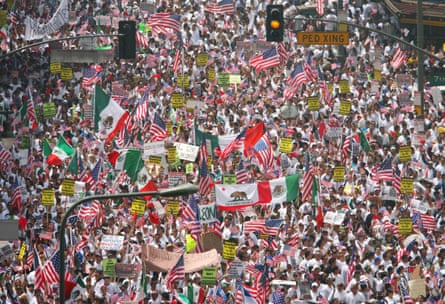Vista aérea de miles de personas sosteniendo banderas.