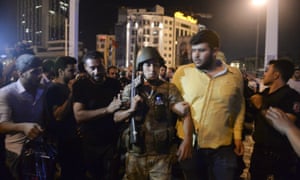 Un soldado turco, detenido por civiles, se toma para ser entregado a agentes de policía en la plaza Taksim de Estambul a principios de la mañana del sábado.