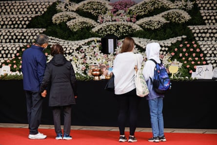 La gente piange per un memoriale di massa eretto a Seoul City Hall Plaza.