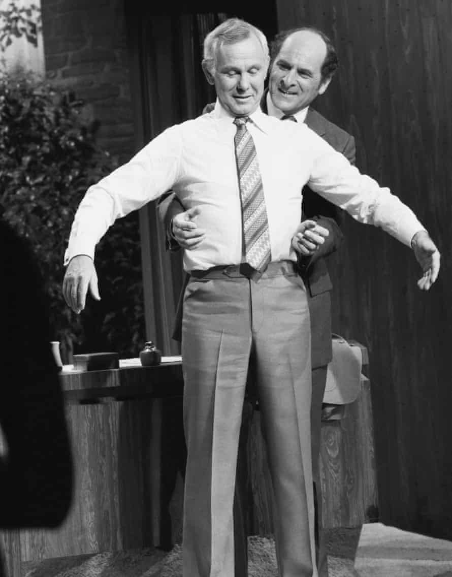 Heimlich demonstrates the manoeuvre on Johnny Carson in 1979.