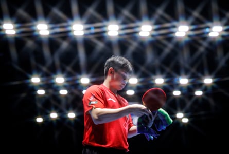 Lin Shidong (China) uses his towel during his victory over Kim Jangwon of South Korea