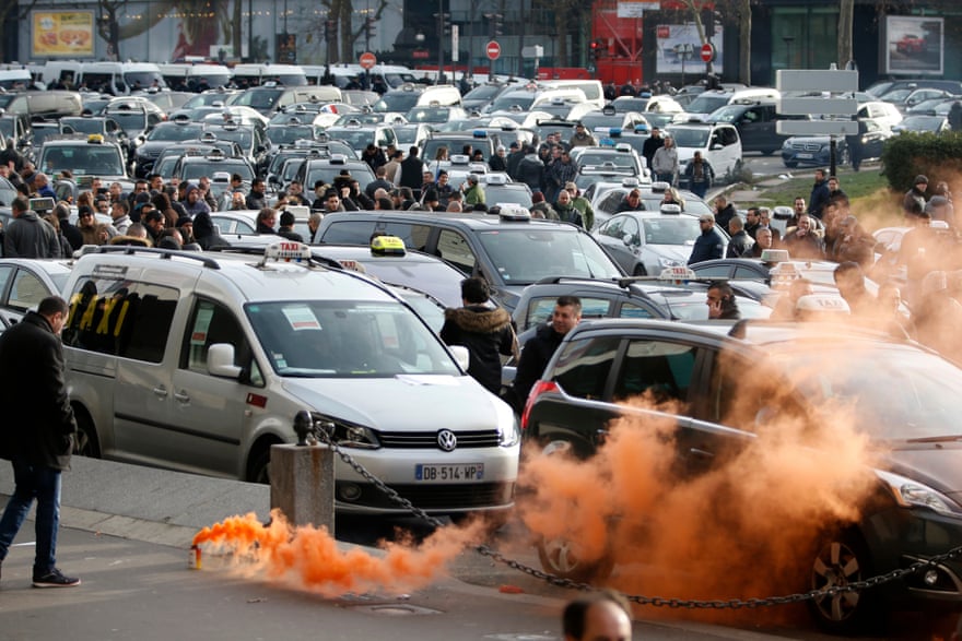 La grève Français chauffeurs de taxi bloquent la circulation à Paris lors d’une manifestation nationale contre la concurrence des entreprises de transport de voitures privées comme Uber, à Paris, en France