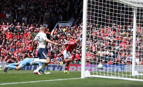 Bryan Mbeumo comes close to doubling Manchester United’s lead.
