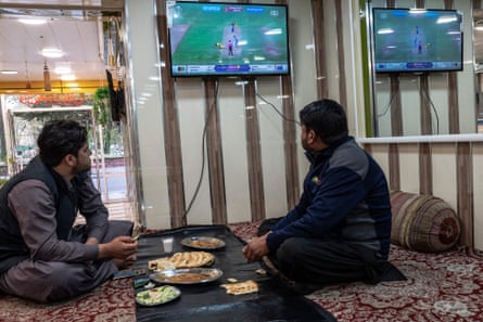 مشجعو الكريكيت الأفغان يشاهدون مباراة أستراليا وأفغانستان في أحد مطاعم كابول في 7 تشرين الثاني/نوفمبر.