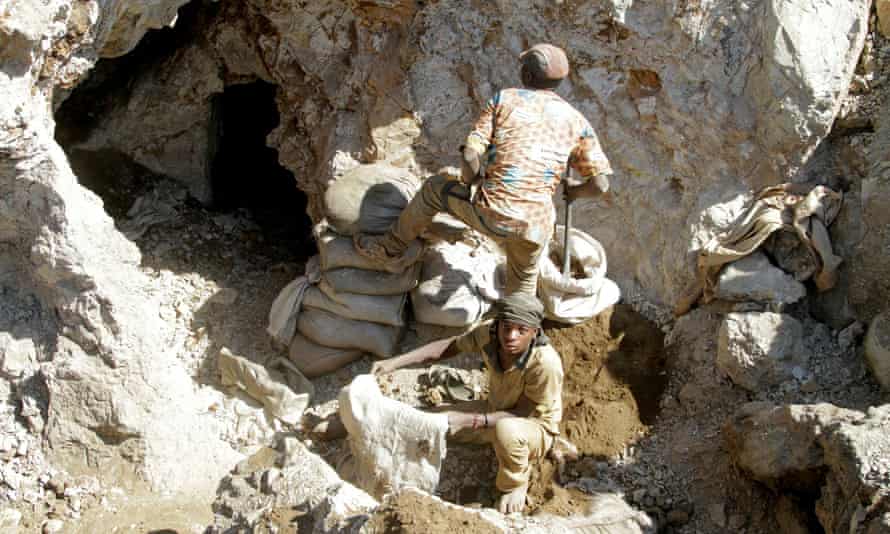 Artisanal miners work at the Tilwezembe, a former industrial copper-cobalt mine outside of Kolwezi, in the Democratic Republic of the Congo.
