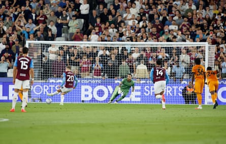 Jarrod Bowen doubles West Ham’s lead from the penalty spot.