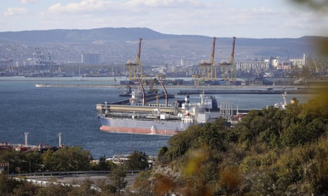 Un petrolero amarrado en el complejo Sheskharis, parte de Chernomortransneft JSC, una subsidiaria de Transneft PJSC, en Novorossiysk, Rusia.